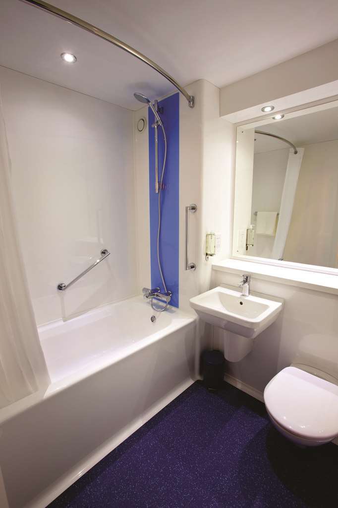 Travelodge Cheltenham Room photo