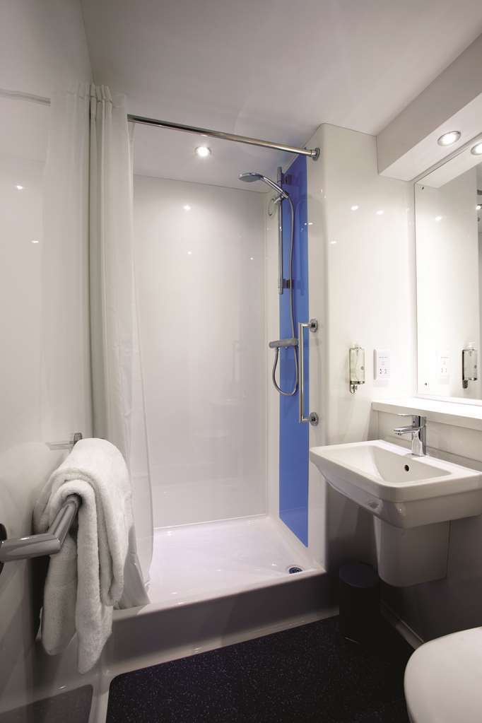 Travelodge Cheltenham Room photo